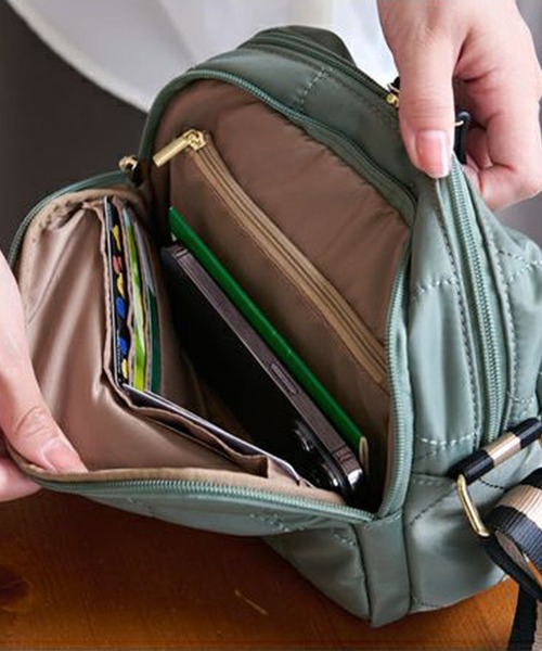 LIZDAYS(リズデイズ)の「LIZDAYS QUILTED NYLON WALLET BAG(ショルダーバッグ・レディース・ダークグレー/ナチュラル/グリーン系/ブラック/グレイッシュベージュ・FREE)」の17枚目の写真