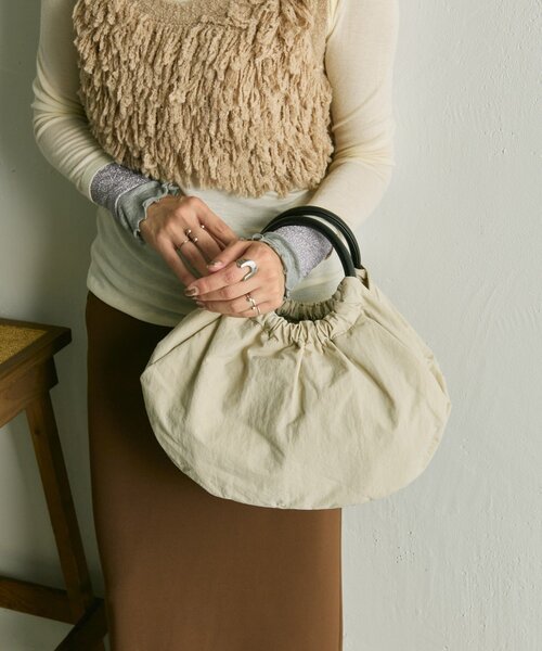 ear PAPILLONNER(イアパピヨネ)の「《撥水/便利な2WAY》ハーフサークルバッグ(ショルダーバッグ・レディース・ブラック/グリーン系その他/アイボリー・FREE)」の1枚目の写真