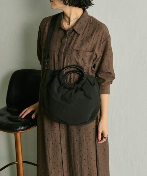 ear PAPILLONNER(イアパピヨネ)の「《撥水/便利な2WAY》ハーフサークルバッグ(ショルダーバッグ・レディース・ブラック/グリーン系その他/アイボリー・FREE)」の2枚目の写真