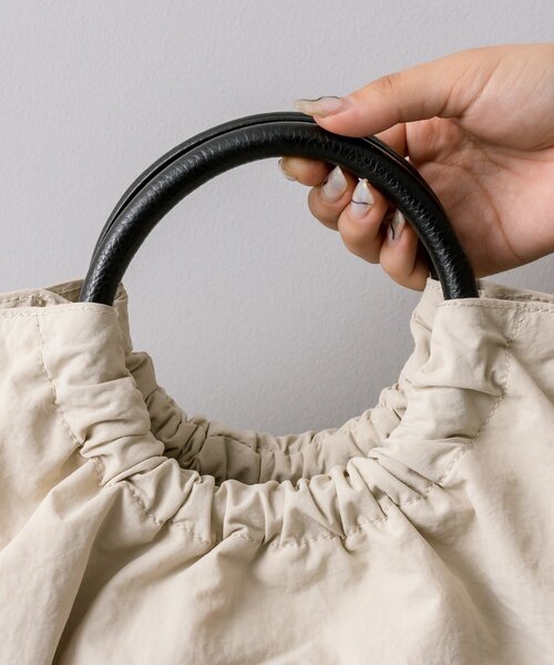 ear PAPILLONNER(イアパピヨネ)の「《撥水/便利な2WAY》ハーフサークルバッグ(ショルダーバッグ・レディース・ブラック/グリーン系その他/アイボリー・FREE)」の21枚目の写真