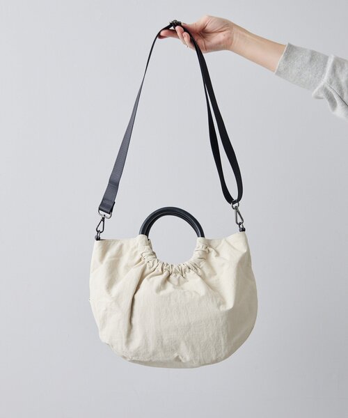 ear PAPILLONNER(イアパピヨネ)の「《撥水/便利な2WAY》ハーフサークルバッグ(ショルダーバッグ・レディース・ブラック/グリーン系その他/アイボリー・FREE)」の19枚目の写真