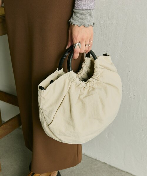 ear PAPILLONNER(イアパピヨネ)の「《撥水/便利な2WAY》ハーフサークルバッグ(ショルダーバッグ・レディース・ブラック/グリーン系その他/アイボリー・FREE)」の13枚目の写真