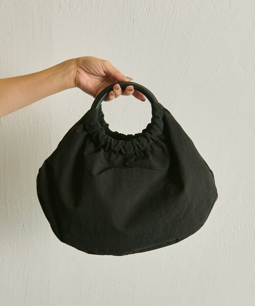 ear PAPILLONNER(イアパピヨネ)の「《撥水/便利な2WAY》ハーフサークルバッグ(ショルダーバッグ・レディース・ブラック/グリーン系その他/アイボリー・FREE)」の9枚目の写真