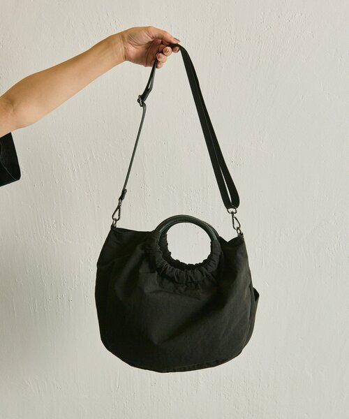 ear PAPILLONNER(イアパピヨネ)の「《撥水/便利な2WAY》ハーフサークルバッグ(ショルダーバッグ・レディース・ブラック/グリーン系その他/アイボリー・FREE)」の8枚目の写真