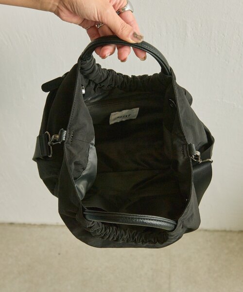 ear PAPILLONNER(イアパピヨネ)の「《撥水/便利な2WAY》ハーフサークルバッグ(ショルダーバッグ・レディース・ブラック/グリーン系その他/アイボリー・FREE)」の7枚目の写真