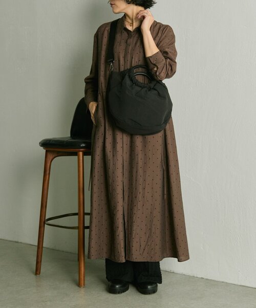 ear PAPILLONNER(イアパピヨネ)の「《撥水/便利な2WAY》ハーフサークルバッグ(ショルダーバッグ・レディース・ブラック/グリーン系その他/アイボリー・FREE)」の6枚目の写真