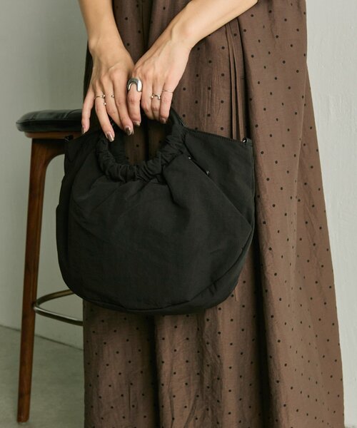 ear PAPILLONNER(イアパピヨネ)の「《撥水/便利な2WAY》ハーフサークルバッグ(ショルダーバッグ・レディース・ブラック/グリーン系その他/アイボリー・FREE)」の4枚目の写真