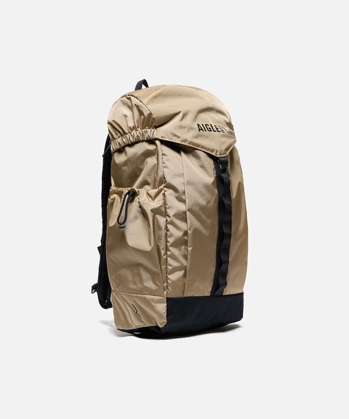 AIGLE(エーグル)の「撥水 アーバン リサイクルナイロンバックパック 26L(バックパック/リュック・レディース・ベージュ/ブラック・FREE)」の3枚目の写真