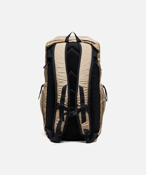 AIGLE(エーグル)の「撥水 アーバン リサイクルナイロンバックパック 26L(バックパック/リュック・レディース・ベージュ/ブラック・FREE)」の4枚目の写真