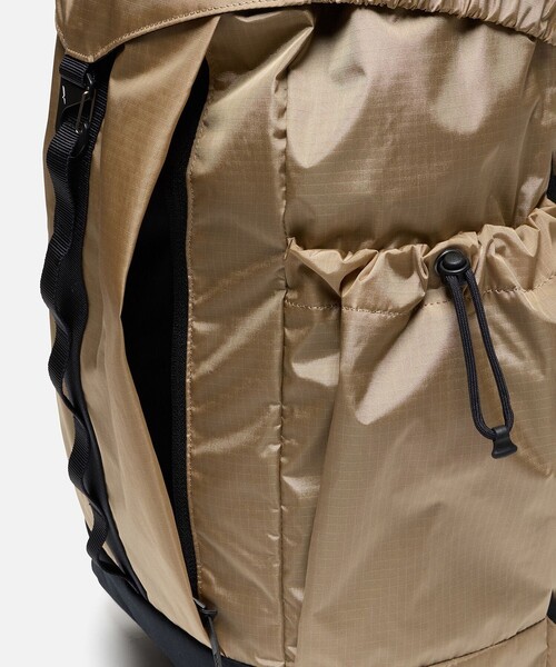 AIGLE(エーグル)の「撥水 アーバン リサイクルナイロンバックパック 26L(バックパック/リュック・レディース・ベージュ/ブラック・FREE)」の7枚目の写真