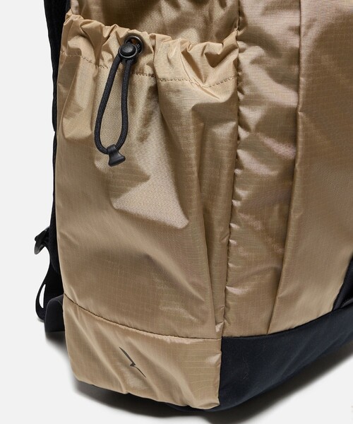 AIGLE(エーグル)の「撥水 アーバン リサイクルナイロンバックパック 26L(バックパック/リュック・レディース・ベージュ/ブラック・FREE)」の8枚目の写真