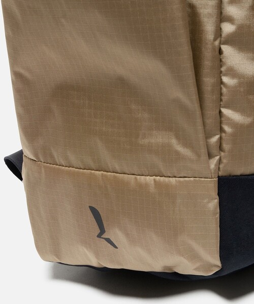 AIGLE(エーグル)の「撥水 アーバン リサイクルナイロンバックパック 26L(バックパック/リュック・レディース・ベージュ/ブラック・FREE)」の9枚目の写真
