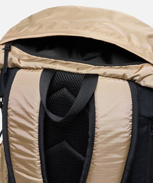 AIGLE(エーグル)の「撥水 アーバン リサイクルナイロンバックパック 26L(バックパック/リュック・レディース・ベージュ/ブラック・FREE)」の10枚目の写真
