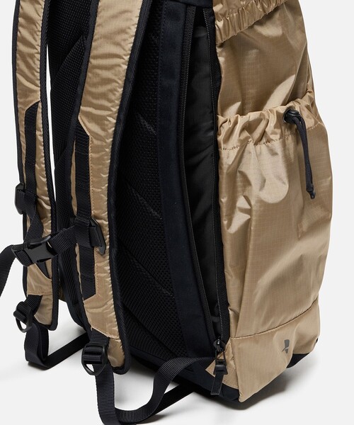 AIGLE(エーグル)の「撥水 アーバン リサイクルナイロンバックパック 26L(バックパック/リュック・レディース・ベージュ/ブラック・FREE)」の11枚目の写真