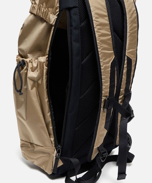 AIGLE(エーグル)の「撥水 アーバン リサイクルナイロンバックパック 26L(バックパック/リュック・レディース・ベージュ/ブラック・FREE)」の12枚目の写真