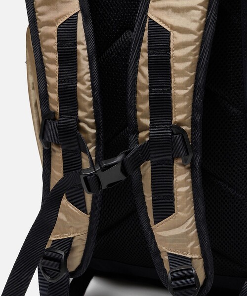 AIGLE(エーグル)の「撥水 アーバン リサイクルナイロンバックパック 26L(バックパック/リュック・レディース・ベージュ/ブラック・FREE)」の13枚目の写真