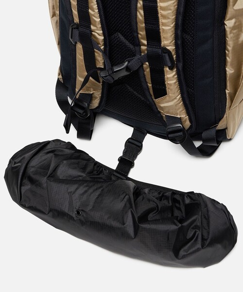 AIGLE(エーグル)の「撥水 アーバン リサイクルナイロンバックパック 26L(バックパック/リュック・レディース・ベージュ/ブラック・FREE)」の14枚目の写真
