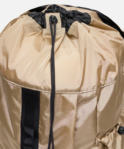 AIGLE(エーグル)の「撥水 アーバン リサイクルナイロンバックパック 26L(バックパック/リュック・レディース・ベージュ/ブラック・FREE)」の15枚目の写真