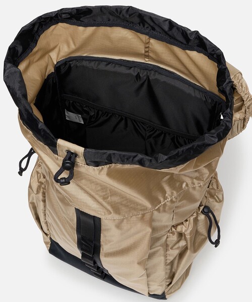 AIGLE(エーグル)の「撥水 アーバン リサイクルナイロンバックパック 26L(バックパック/リュック・レディース・ベージュ/ブラック・FREE)」の16枚目の写真