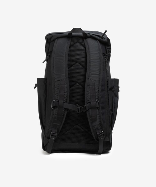 AIGLE(エーグル)の「撥水 アーバン リサイクルナイロンバックパック 26L(バックパック/リュック・レディース・ベージュ/ブラック・FREE)」の19枚目の写真