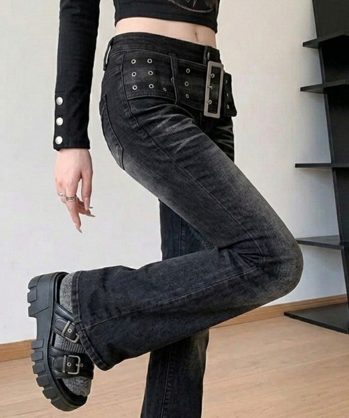 NANEA（ナネア）の「ベルトデザインフレアデニムパンツ（デニムパンツ・レディース・ブラック/ネイビー・SMALL/MEDIUM）」の2枚目の写真