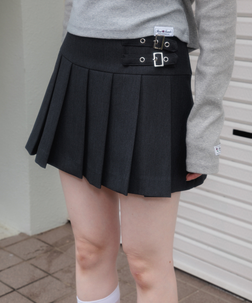 ROSEFRANTZ（ロゼフランツ）の「Double Buckle Pleat Mini Skirt [Charcoal]（スカート・レディース・チャコールグレー・SMALL/MEDIUM）」の3枚目の写真