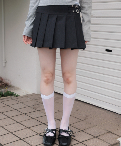 ROSEFRANTZ（ロゼフランツ）の「Double Buckle Pleat Mini Skirt [Charcoal]（スカート・レディース・チャコールグレー・SMALL/MEDIUM）」の5枚目の写真
