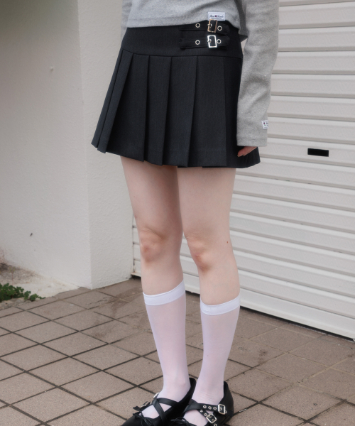 ROSEFRANTZ（ロゼフランツ）の「Double Buckle Pleat Mini Skirt [Charcoal]（スカート・レディース・チャコールグレー・SMALL/MEDIUM）」の6枚目の写真