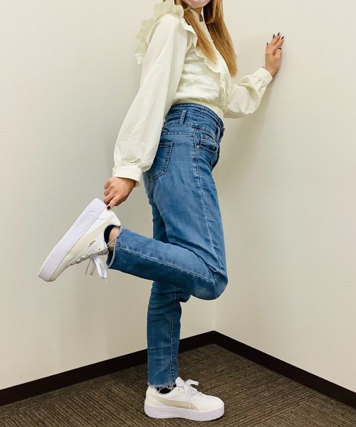 PUMA(プーマ)の「PUMA プーマ COURT LALLY SKYE FLOWER レディース厚底スニーカー(コートラリースカイフラワー) 407396 01 プーマホワイト/ウォームホワイト(スニーカー・レディース・ホワイト・22.5cm/23.0cm/23.5cm/24.0cm/24.5cm/25.0cm/25.5cm)」の4枚目の写真