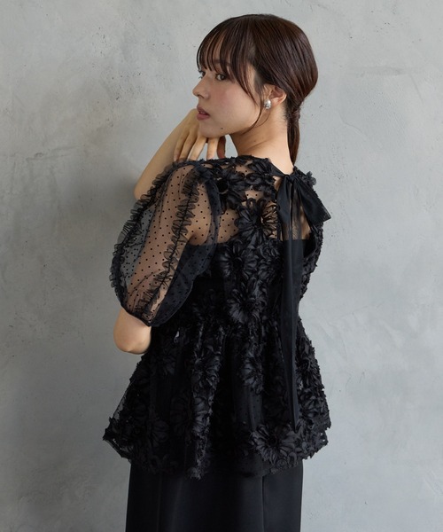 AIMER(エメ)の「フロッキードット×3Dフラワー刺繍バックリボンペプラムブラウス(シャツ/ブラウス・レディース・ベージュ/ブラック・MEDIUM)」の8枚目の写真
