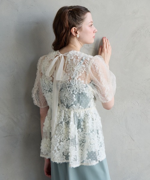 AIMER(エメ)の「フロッキードット×3Dフラワー刺繍バックリボンペプラムブラウス(シャツ/ブラウス・レディース・ベージュ/ブラック・MEDIUM)」の4枚目の写真