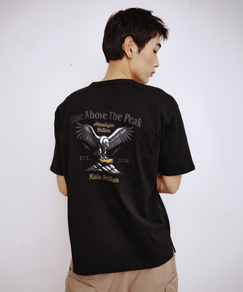 KALAPATTHAR(カラパタール)の「BACK KP SLOGAN EAGLE GRAPHIC RINGER T-SHIRT - BLACK(Tシャツ/カットソー・メンズ・その他・MEDIUM/LARGE/X-LARGE)」の1枚目の写真