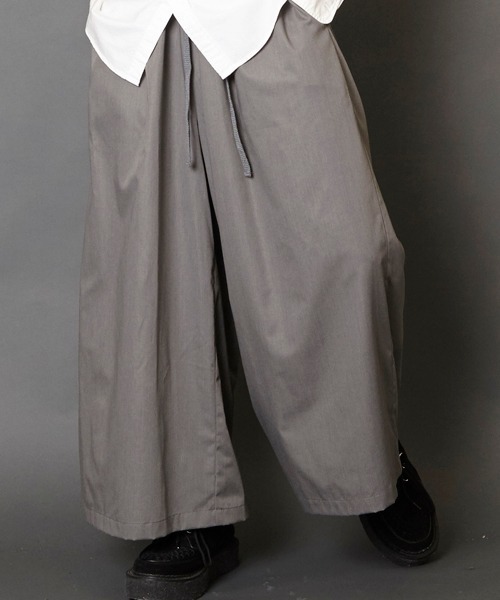 MEMENTISM(メメントイズム)の「ビッグシルエットバギーパンツ ”HAKAMA”(スラックス・メンズ・ブラック/グレー・FREE)」の2枚目の写真