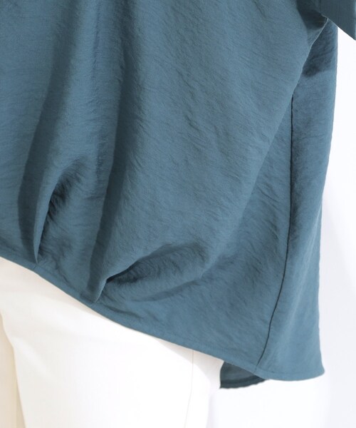 SHOO・LA・RUE(シューラルー)の「【ひんやり/S-LL/洗濯機可】インせず着られる 裾タック スキッパーシャツ(シャツ/ブラウス・レディース・ブラウン系/ブラック/ブルーグリーン/ナチュラル・03/02/04/01)」の8枚目の写真