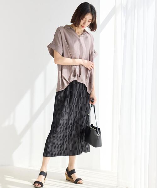 SHOO・LA・RUE(シューラルー)の「【ひんやり/S-LL/洗濯機可】インせず着られる 裾タック スキッパーシャツ(シャツ/ブラウス・レディース・ブラウン系/ブラック/ブルーグリーン/ナチュラル・03/02/04/01)」の5枚目の写真
