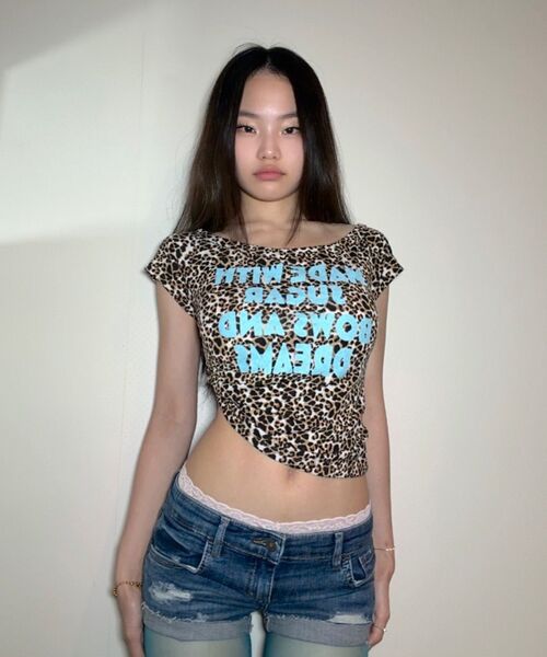 YOUHEE(ユヒ)の「LEOPARD LETTERING T-SHIRTS_BROWN(Tシャツ/カットソー・レディース・その他・FREE)」の8枚目の写真
