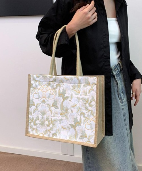 Forcement（フォースメント）の「コーデに華やかさを添える、上品ボタニカル柄トートバッグ（トートバッグ・レディース・ホワイト/グリーン/ブラック/ピンク・FREE）」の4枚目の写真
