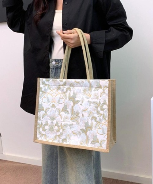 Forcement（フォースメント）の「コーデに華やかさを添える、上品ボタニカル柄トートバッグ（トートバッグ・レディース・ホワイト/グリーン/ブラック/ピンク・FREE）」の11枚目の写真