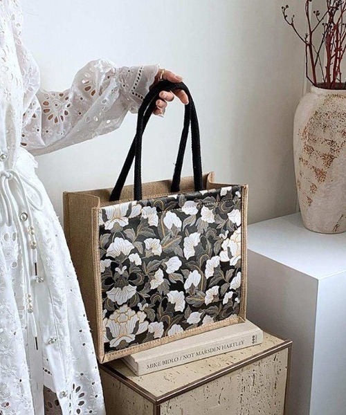 Forcement（フォースメント）の「コーデに華やかさを添える、上品ボタニカル柄トートバッグ（トートバッグ・レディース・ホワイト/グリーン/ブラック/ピンク・FREE）」の12枚目の写真