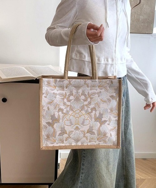 Forcement（フォースメント）の「コーデに華やかさを添える、上品ボタニカル柄トートバッグ（トートバッグ・レディース・ホワイト/グリーン/ブラック/ピンク・FREE）」の15枚目の写真