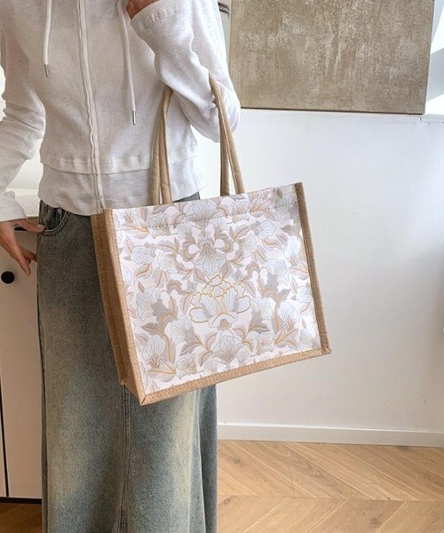 Forcement（フォースメント）の「コーデに華やかさを添える、上品ボタニカル柄トートバッグ（トートバッグ・レディース・ホワイト/グリーン/ブラック/ピンク・FREE）」の5枚目の写真