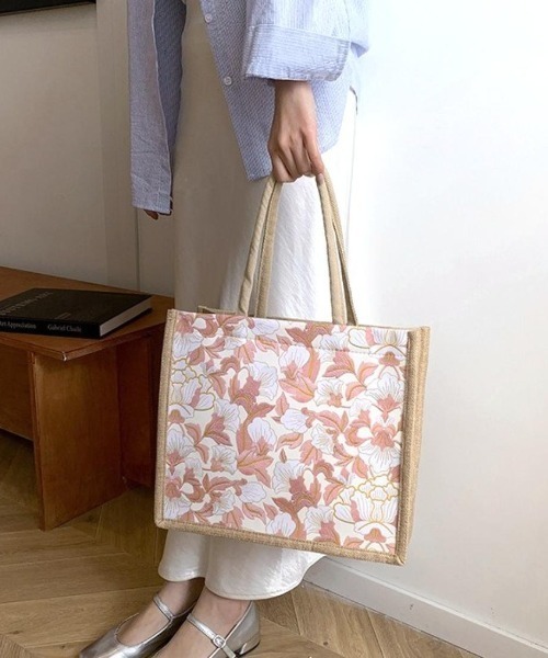 Forcement（フォースメント）の「コーデに華やかさを添える、上品ボタニカル柄トートバッグ（トートバッグ・レディース・ホワイト/グリーン/ブラック/ピンク・FREE）」の6枚目の写真