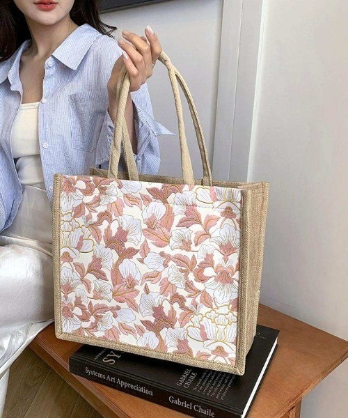 Forcement（フォースメント）の「コーデに華やかさを添える、上品ボタニカル柄トートバッグ（トートバッグ・レディース・ホワイト/グリーン/ブラック/ピンク・FREE）」の7枚目の写真