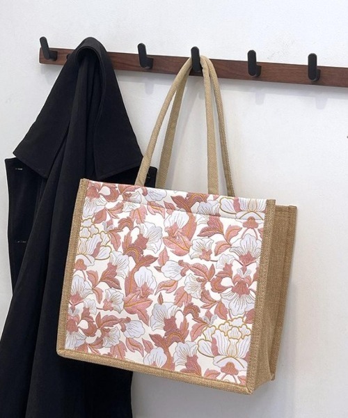 Forcement（フォースメント）の「コーデに華やかさを添える、上品ボタニカル柄トートバッグ（トートバッグ・レディース・ホワイト/グリーン/ブラック/ピンク・FREE）」の9枚目の写真