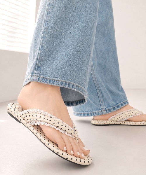 SHEENA（シーナ）の「ドット×レーストングフラットサンダル（サンダル・レディース・ブラック/オフホワイト・23.5cm/24.0cm/24.5cm）」の2枚目の写真
