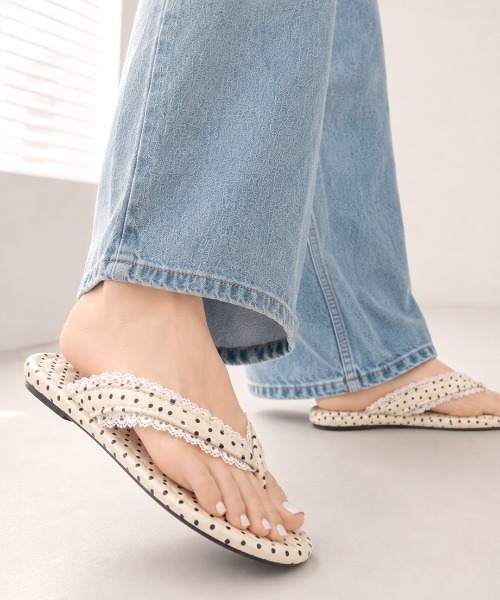 SHEENA（シーナ）の「ドット×レーストングフラットサンダル（サンダル・レディース・ブラック/オフホワイト・23.5cm/24.0cm/24.5cm）」の16枚目の写真