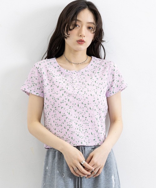 RAGEBLUE(レイジブルー)の「花柄コンパクトヘンリーネックTシャツ(Tシャツ/カットソー・レディース・ホワイト/パープル・FREE)」の1枚目の写真