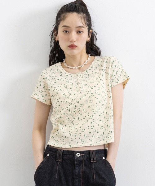 RAGEBLUE(レイジブルー)の「花柄コンパクトヘンリーネックTシャツ(Tシャツ/カットソー・レディース・ホワイト/パープル・FREE)」の2枚目の写真