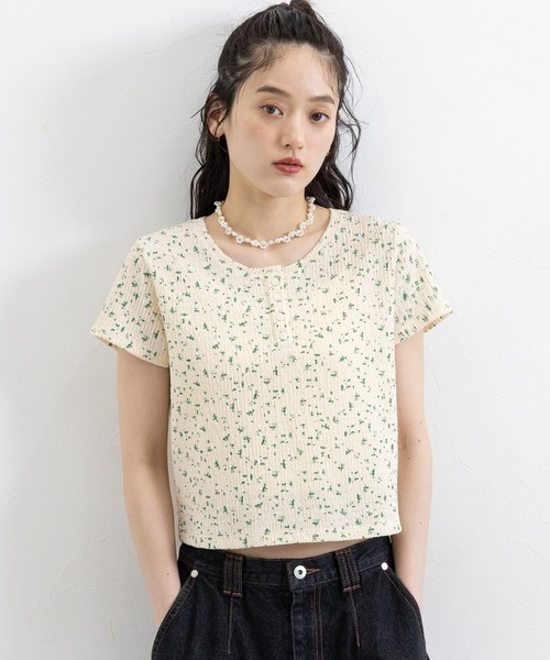 RAGEBLUE(レイジブルー)の「花柄コンパクトヘンリーネックTシャツ(Tシャツ/カットソー・レディース・ホワイト/パープル・FREE)」の6枚目の写真
