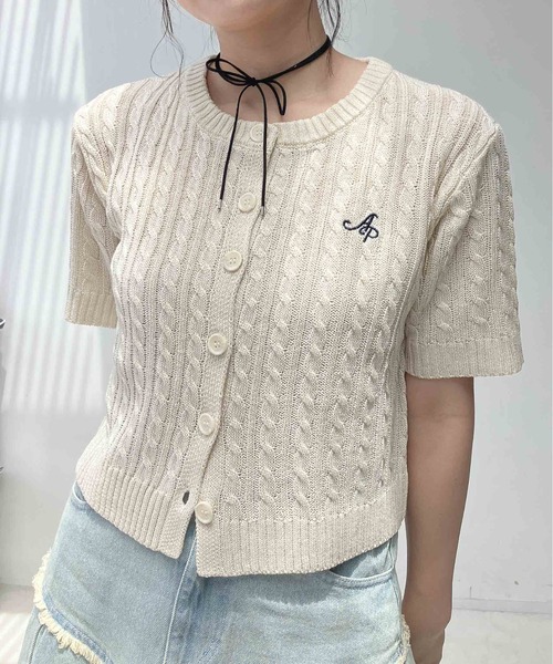 AS KNOW AS plus（アズノゥアズプラス）の「〇ロゴ刺繍 ケーブル編み半袖カーディガン（カーディガン/ボレロ・レディース・ホワイト×ブラック/シルバー/オフホワイト/ネイビー・FREE）」の2枚目の写真